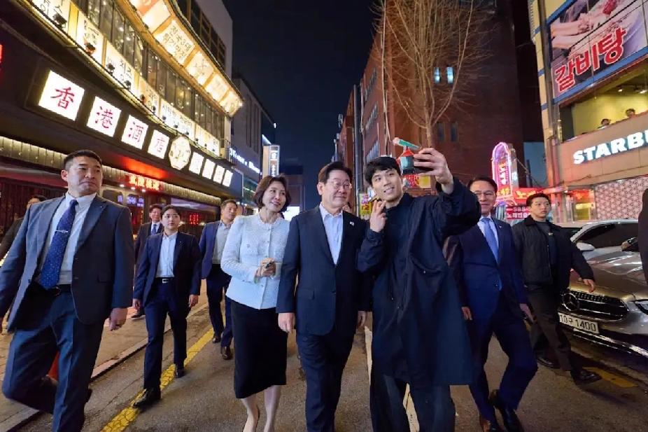 今天韩国总统李在明夫妇出席的创作出音乐剧《金锦范》公映观览活动及出演阵容相关