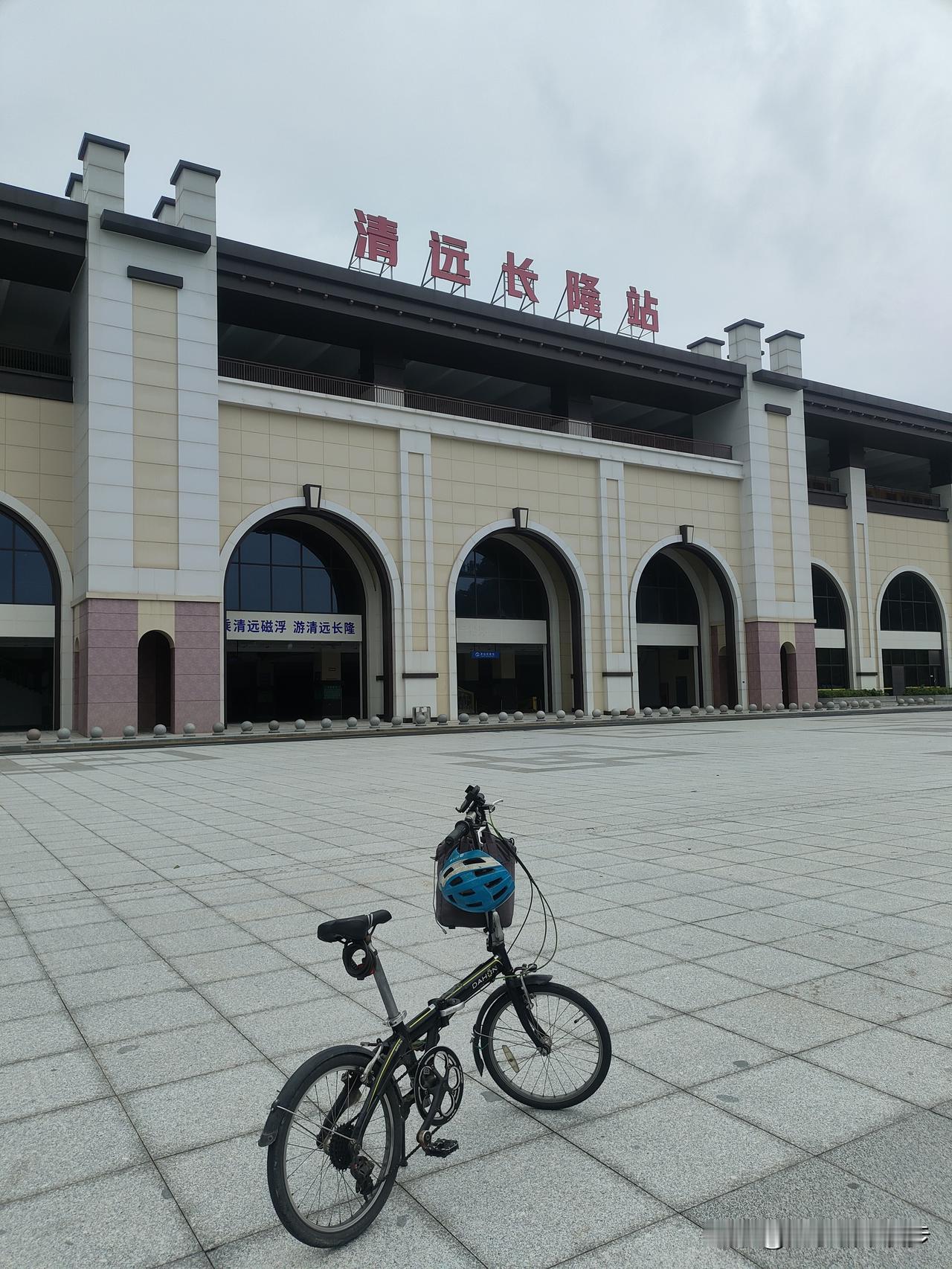 出门前特意翻黄历，明晃晃写着“宜远行”，揣着头盔就奔银盏——原计划沿县道骑回花都