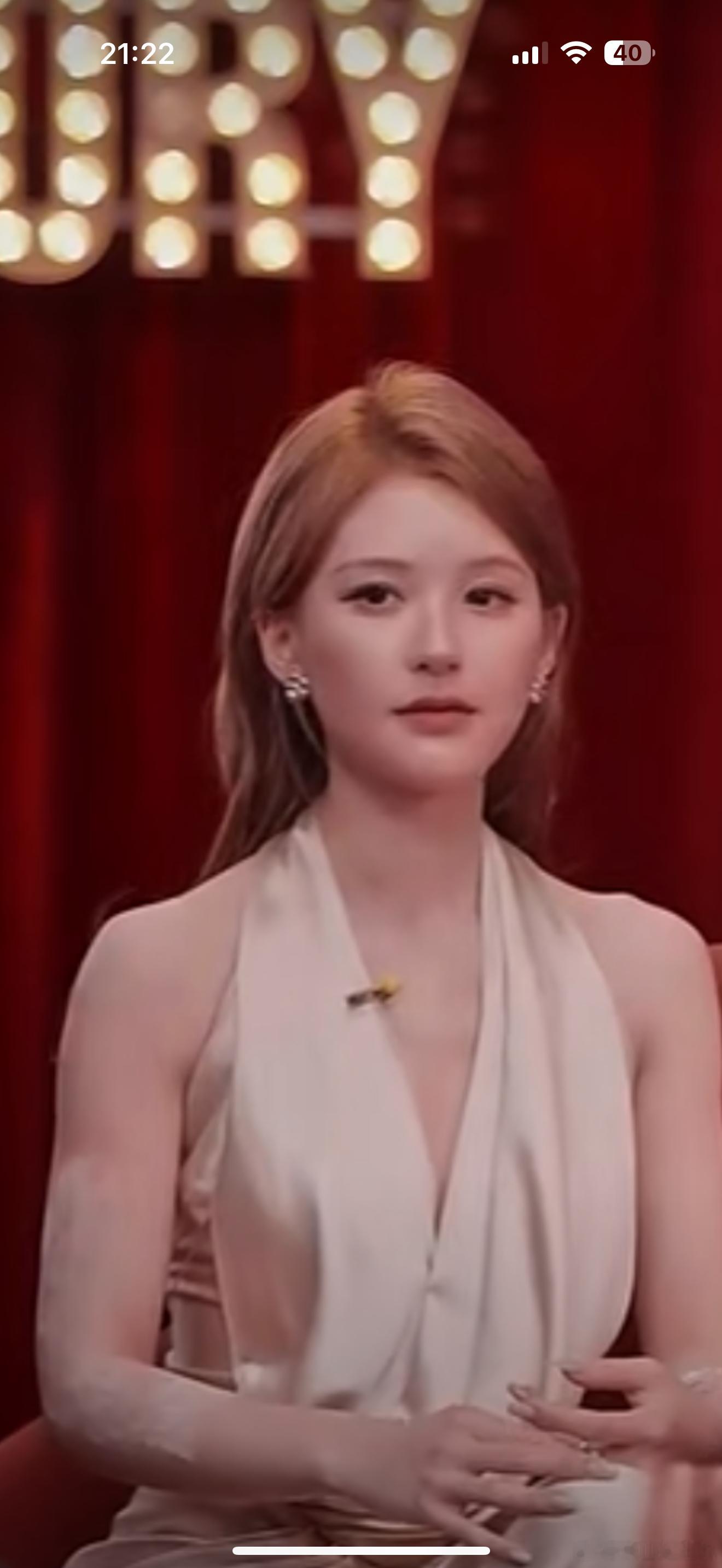 为什么粉丝这么排斥🥩自己化妆其实显而易见，她喜欢给自己化内种伪素颜高光脸，口红