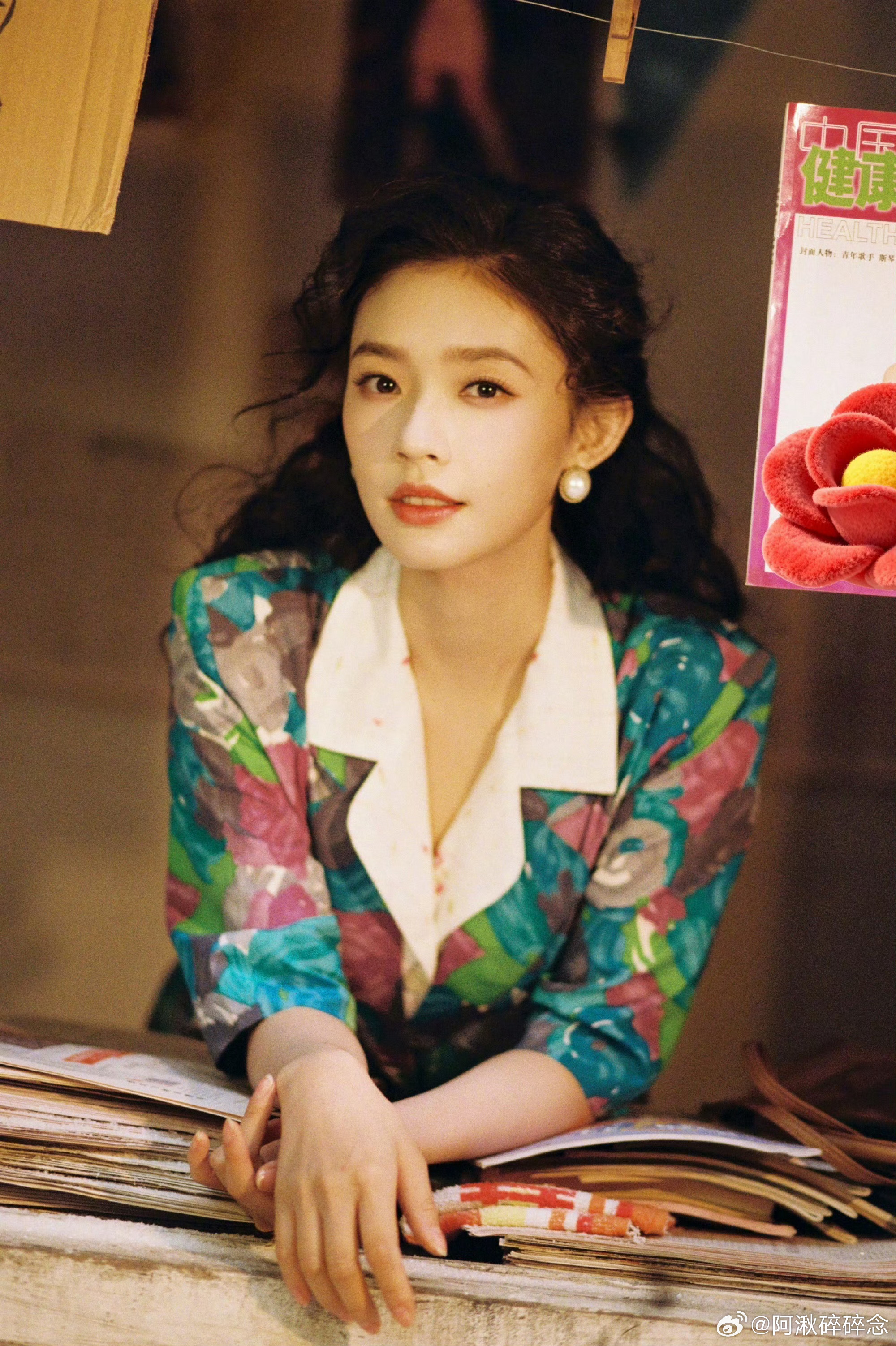 林允在冬去春来的最后一天拍冬去春来最后一天，林允复古港风大片美到封神，卷发造型自