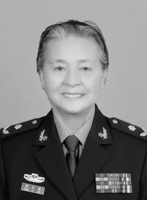 2008年的汶川地震，成都军区某位军长，猛的从凳子上站了起来，厉声训斥一名手下：