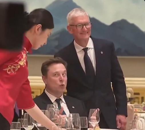 马斯克这是什么表情啊？
国宴的时候，旁边的服务员上了一份冷菜吧，马斯克露出了一个