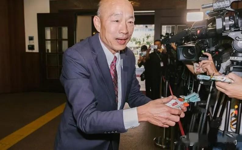 韩国瑜居然称赞赖清德茶叙创典范，还说“有温暖人性的一面”！真是太意外了，上次赖清