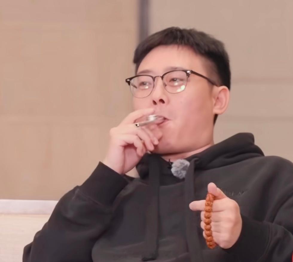 手势过于专业了大爷🚬 
