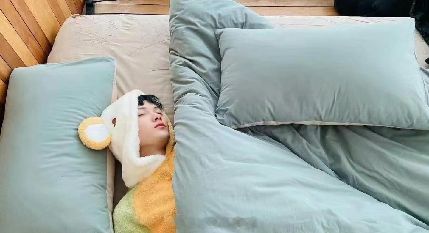 北京的冬天确实很冷，必须多穿衣服，多盖被子～晚安💤好梦💤 