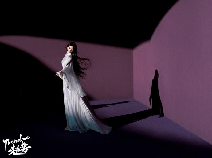 陈瑶美人琵琶骨  陈瑶×风度拍摄一组古风大片，手持琵琶姿态婉约，清冷气场美到心尖