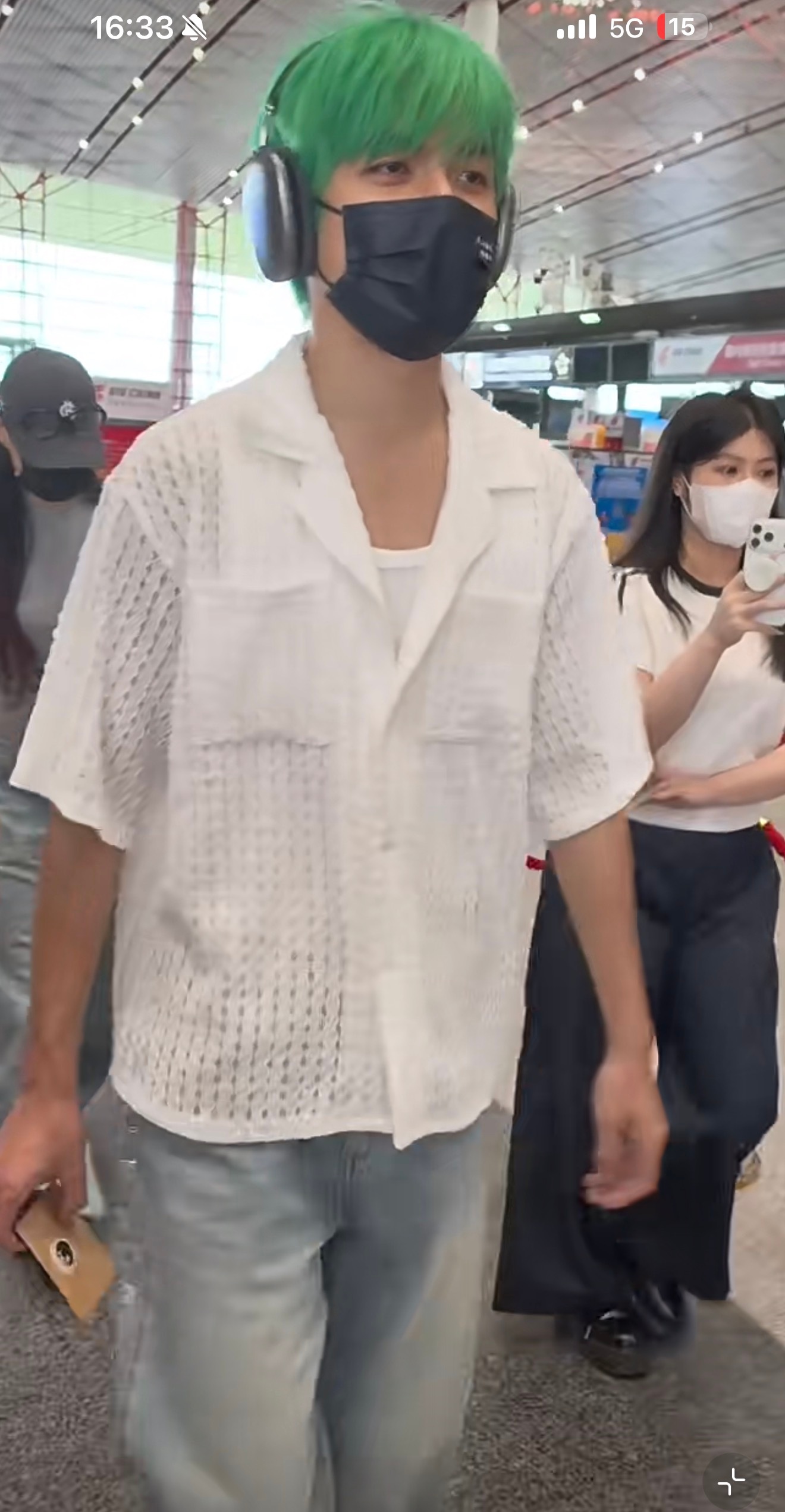 机场穿搭真是神一阵鬼一阵的，今天这套我在公园大爷身上见过 