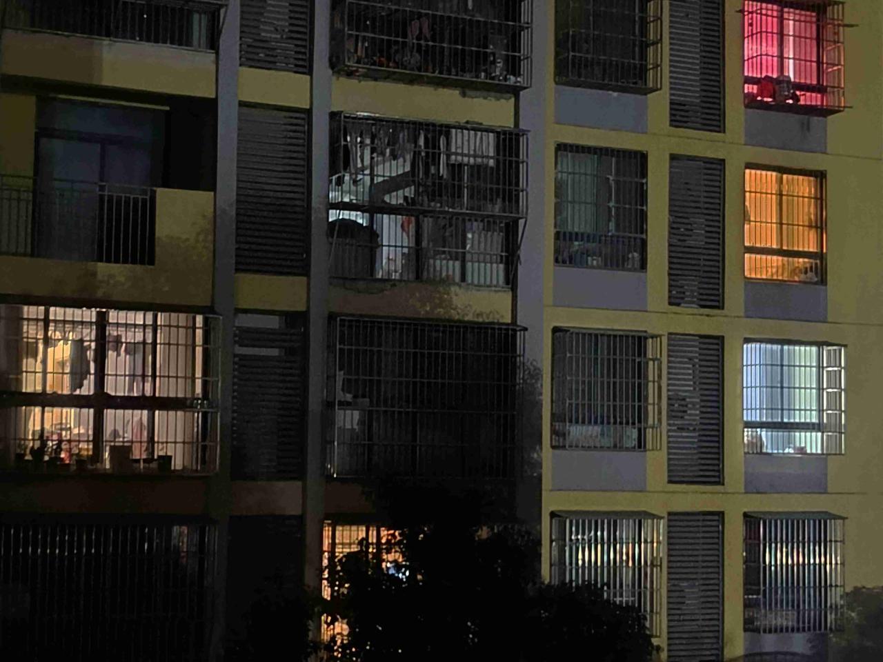 阴天，在不开灯的房间，所有思绪都一点一点沉淀，除了激情褪去后的那一点点倦!
带定