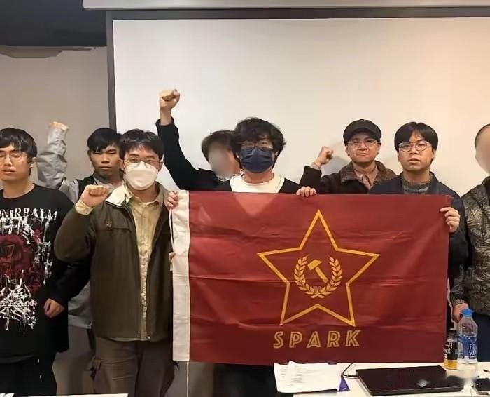 台媒曾报道，一群台湾年轻人在台北召开了创党大会。

说白了，这事挺逗的。

1月