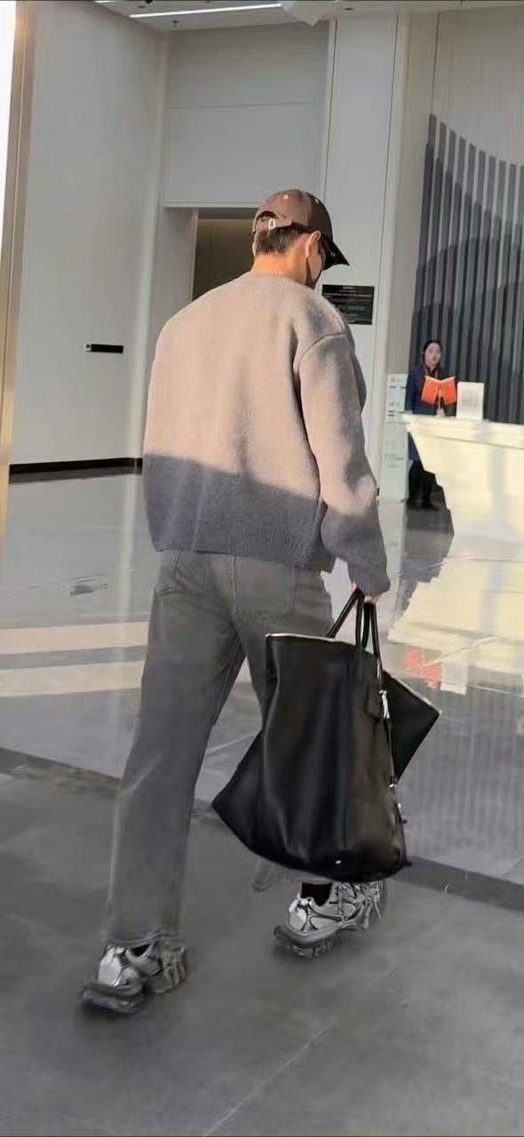 肖战现身机场，私服穿搭再次惊艳众人！今日份的他身着灰色毛衣，宛如秋日男友般迷人。