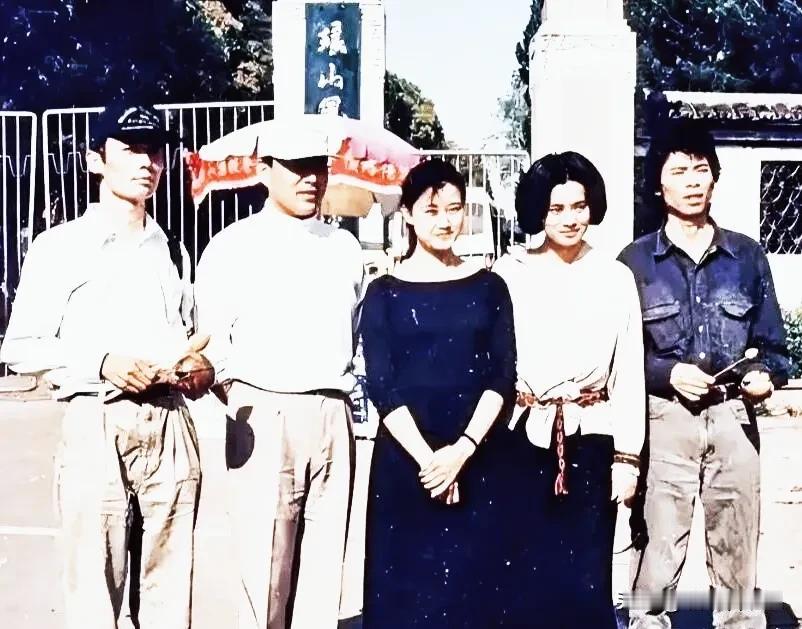 一张泛黄照片中，五位青春年华，
认出C位的民歌天后宋祖英icon，歌喉婉转，唱响