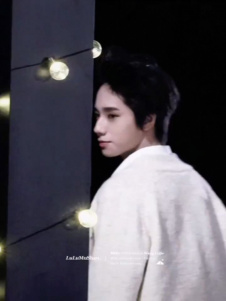 连风都偏爱王橹杰王橹杰椰林泳池拍立得