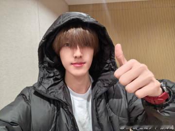 张泽禹 黑发回归 看到张泽禹黑发回归，我仿佛看到了自己青春里最美好的样子，干净、