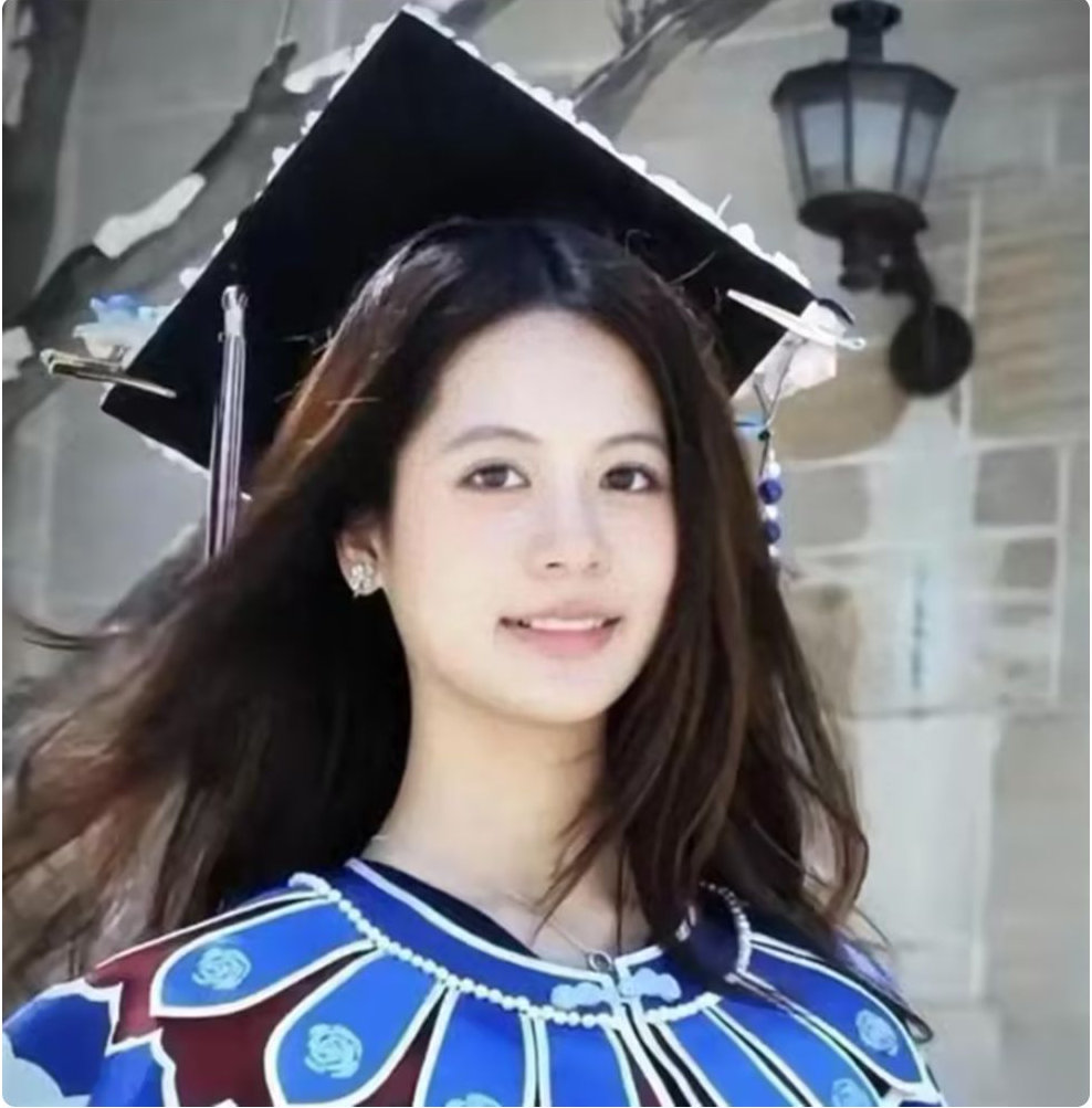 星二代刘莳参加毕业典礼照片在网上流传开来，中美混搭形象引关注 