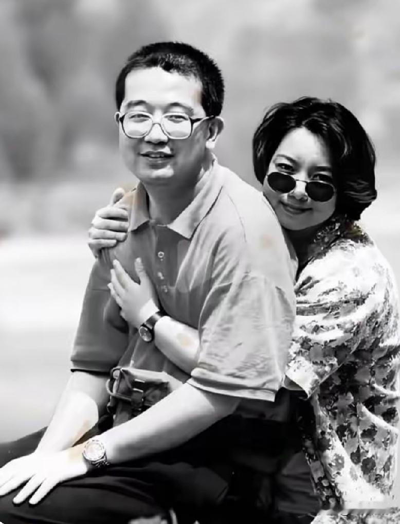 唐师曾和王淳华是1997年结婚的，二人曾一起奔赴战火纷飞的伊拉克拍摄纪录片。由于