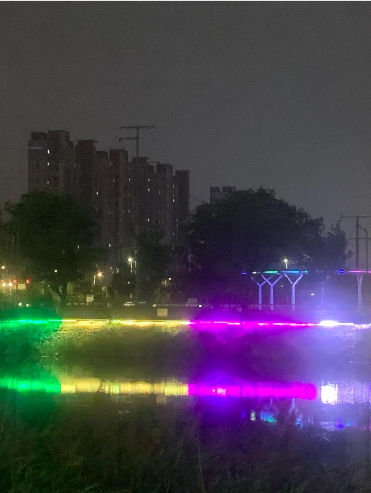 又下了一天的雨，晚上雨停了。雨后的空气更加清新，不冷不热，温度刚刚好。出去走走，