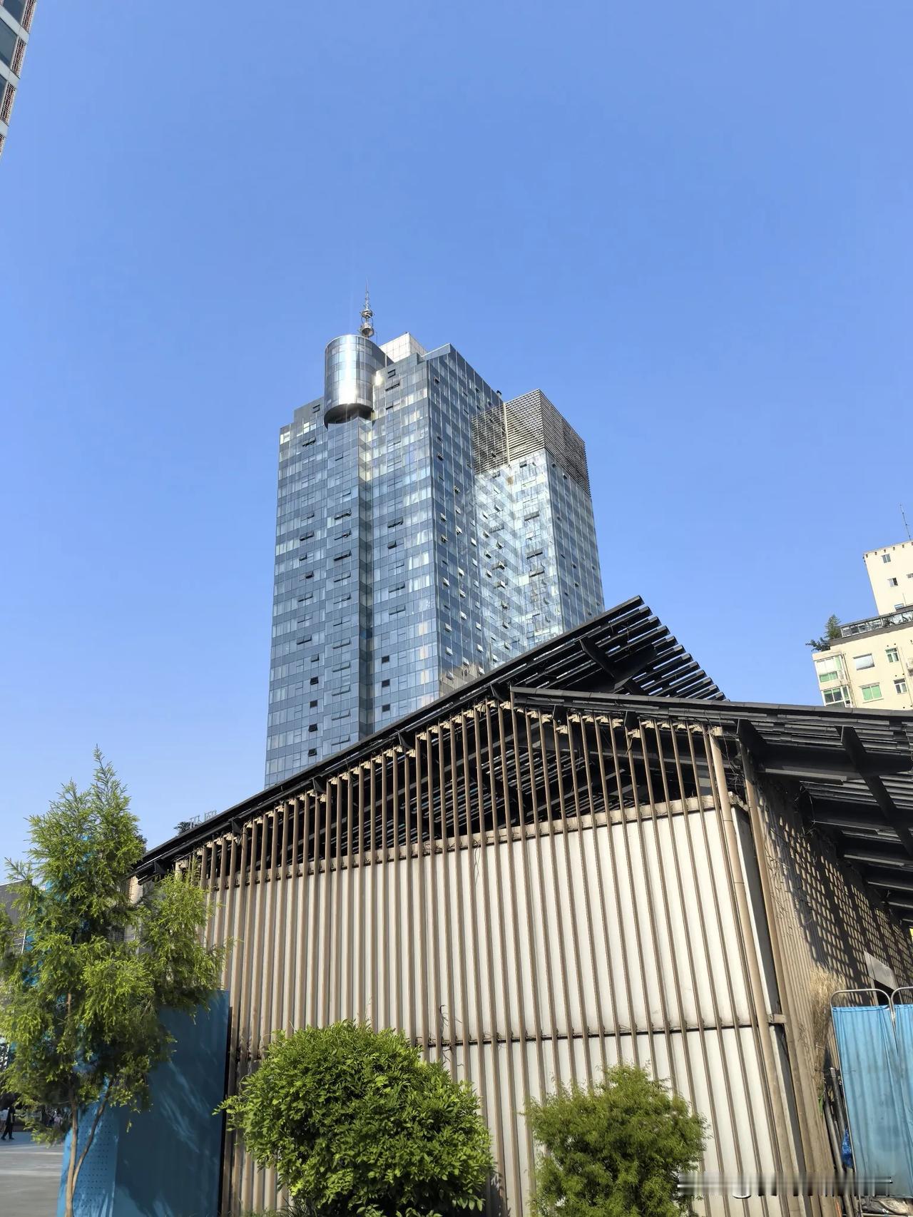 重庆的兄弟伙来成都了，
给我发了个定位在南门上，
喊我过去一起吃晚饭，
我说你招