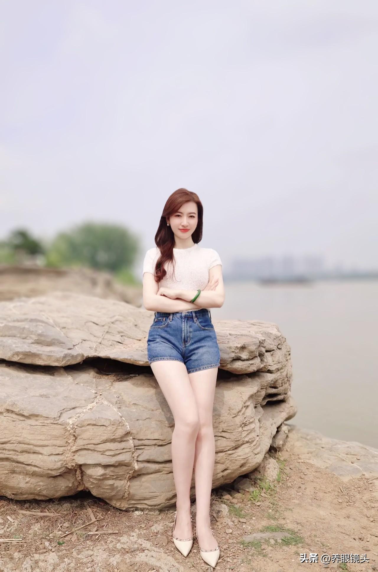 夏日清新穿搭，海边岩石上的甜美少女