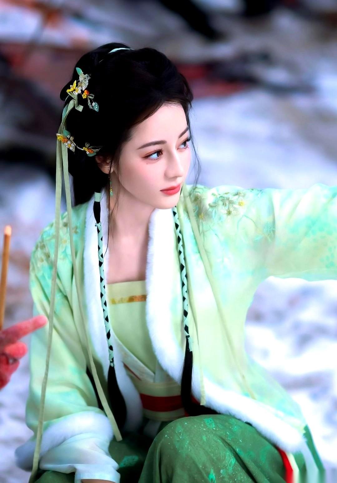 迪丽热巴，33岁了。
屏幕那头，比她小的周也、章若楠，一个接一个地往年代大剧里钻