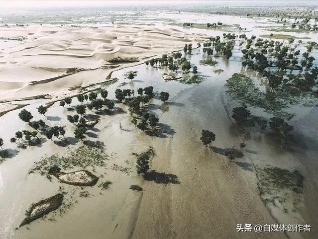 我国最大沙漠突现滔天洪水，反常天象敲响气候警钟。
 
世人心中的塔克拉玛干，向来
