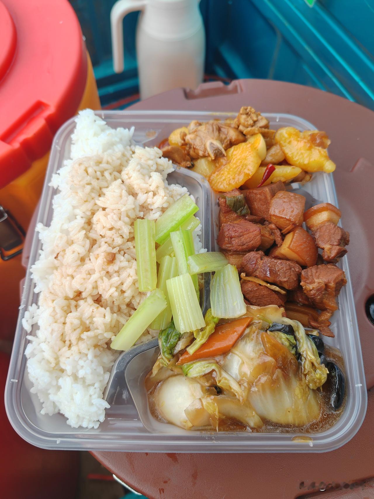 可以连续吃一个月不会腻的东北盒饭，就在北杨嘉家多超市旁，四个菜两荤两素,十三一份