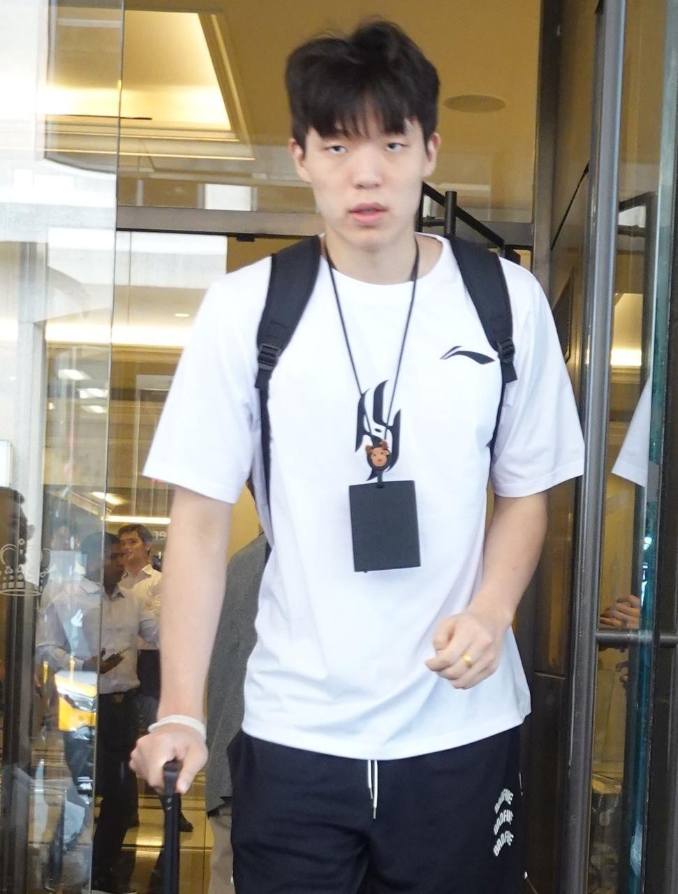不建议杨瀚森回去打什么亚洲杯，就夏联这个比赛来看，他的体能还是个大问题，在NBA