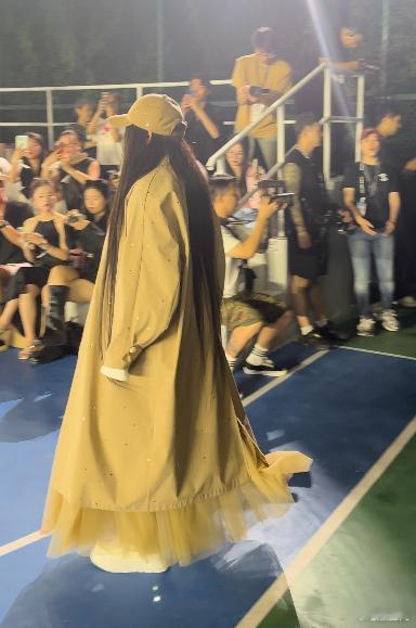 #锤娜丽莎时尚的尽头是自信##锤娜丽莎八月穿上秋装了#锤娜丽莎告诉世界，时尚的尽