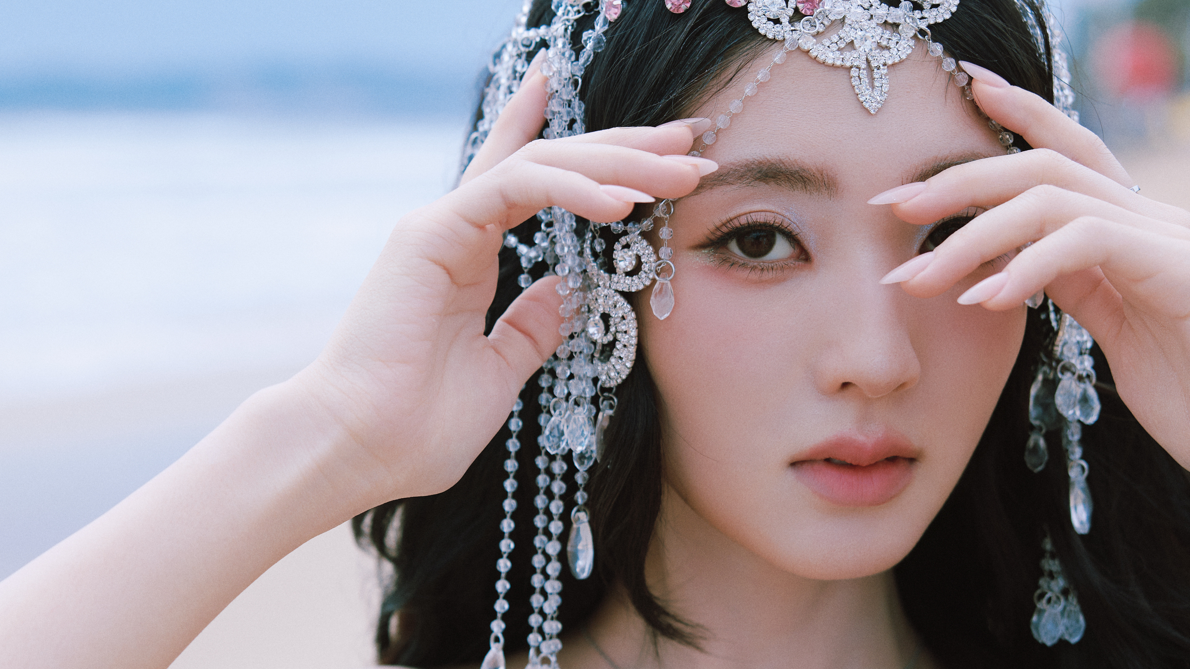 邢菲做了甄嬛同款美甲 预感这个甲要火，邢菲回复粉丝自己新作的指甲叫甄嬛甲，搜了一