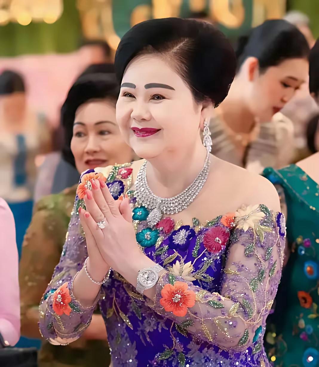 洪森太太文拉妮女亲王戴的这条项钻石项链仅比英国的卡米拉王后差一些。
但是英国有几