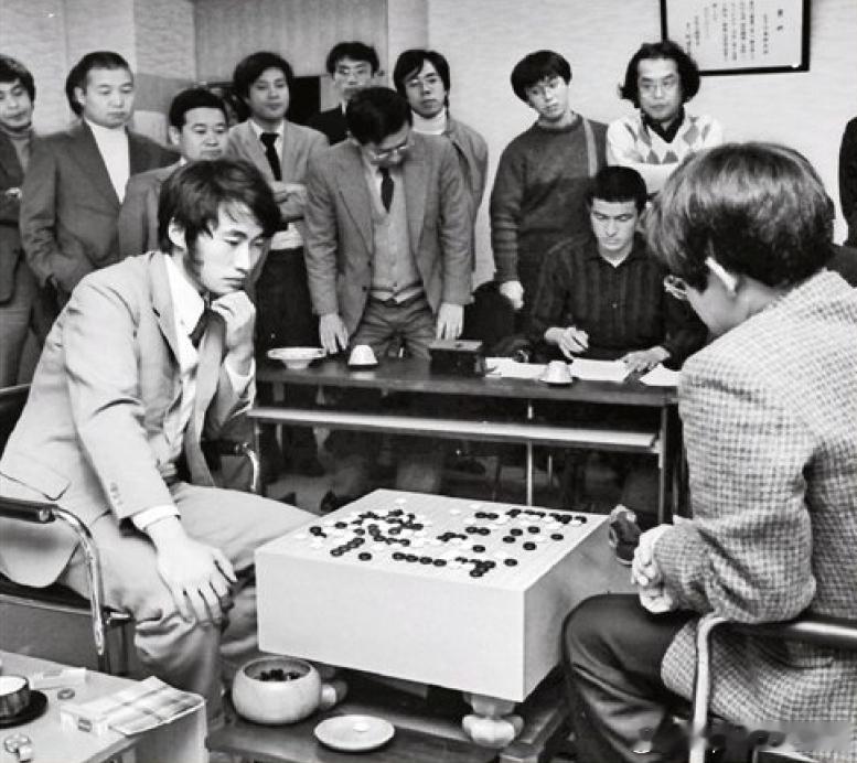 1985年3月11日中日围棋擂台赛在日本东京举行，中国棋手江铸久七段（左）对阵日