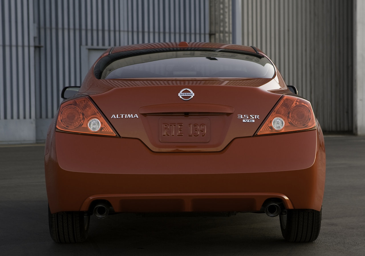 日产天籁  2010款 Altima Coupe 是两门五座中型运动轿跑，基于日