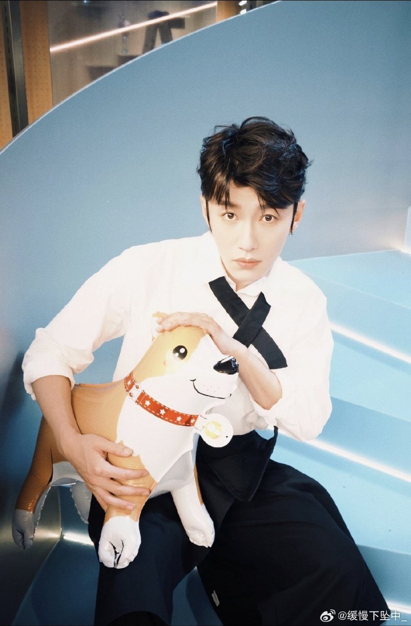 代旭被捏胸肌的反应代旭被捏胸肌的表情 代旭那个反应太真实了。不是生气，不是害羞，