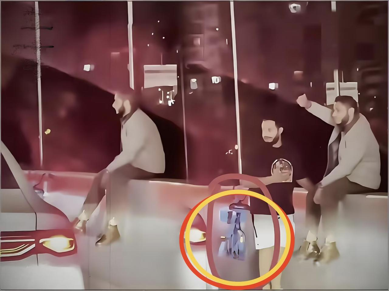 上海高架上俩外国人骑共享单车上高架违规拍照，还对着镜头比耶、一脸无所谓，这事真让