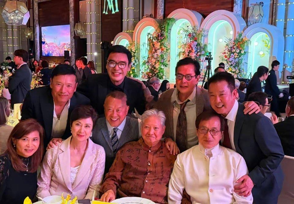 谭咏麟晒出世纪婚宴大合照，文案让人一头雾水，到底啥情况？8月3日，谭咏麟在社交平