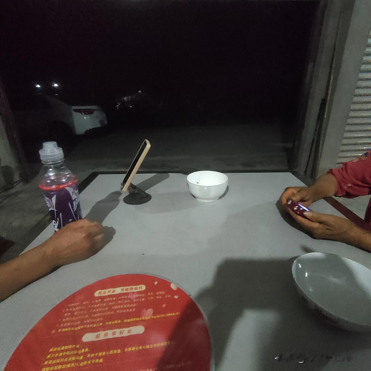 我爸是个非常不负责任的人，一辈子游手好闲，认为上班挣钱是一件耻辱的事，认为做家务