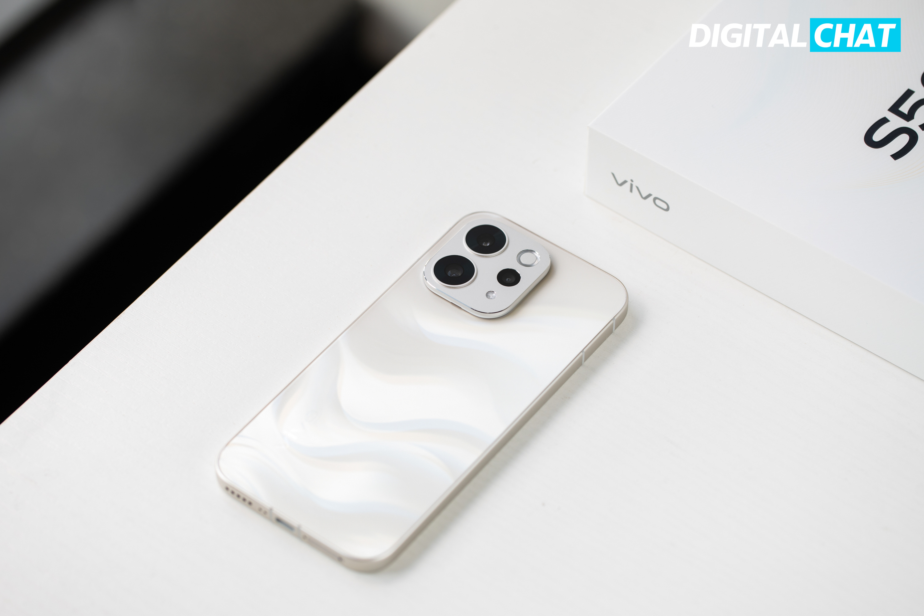 简单上手了一下vivo S50，告白配色的纱缎光刻工艺有点东西，背板摸起来是细腻