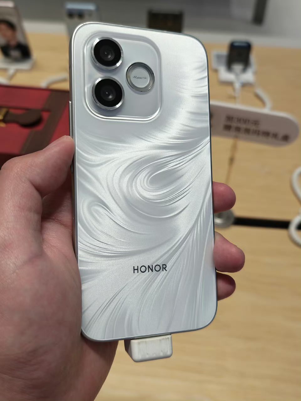 荣耀X80i流沙粉、月影白、青柠绿、曜石黑四款配色，感觉这个白色真好看。金属中框