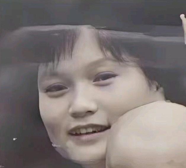 不理解为啥要把李小冉的颜值夸大成那样，明明父母长相都很普通，却硬要把她说成是绝世