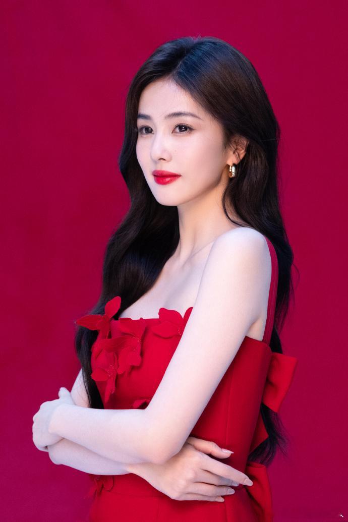 白鹿吊带红裙造型白鹿热烈红玫瑰 白鹿的吊带红裙造型太绝了，完美契合热烈红玫瑰的独