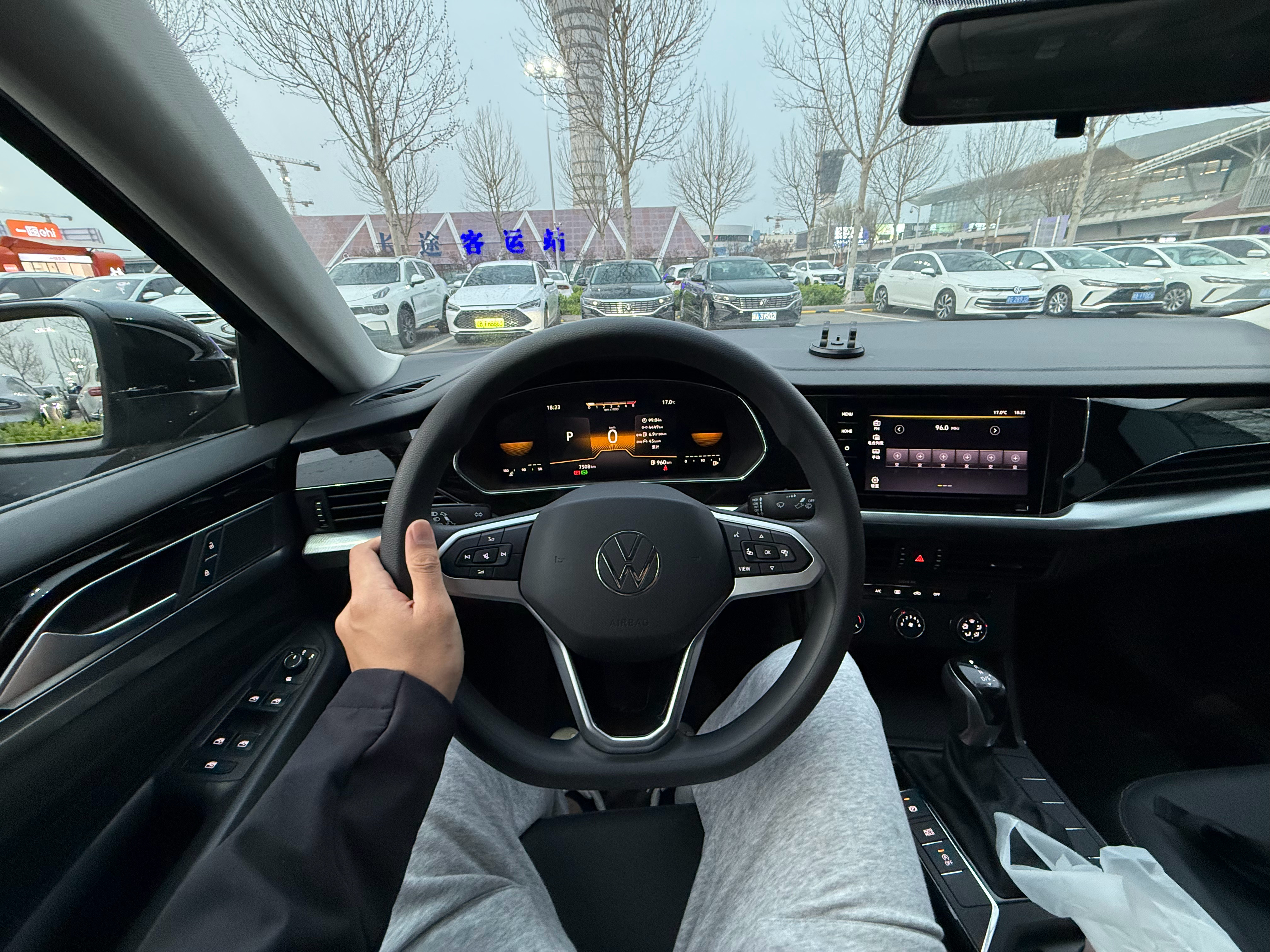 提前租的迈腾没车了，只有帕萨特，也行吧，山东硬通货了属于是。 济南·济南遥墙国际