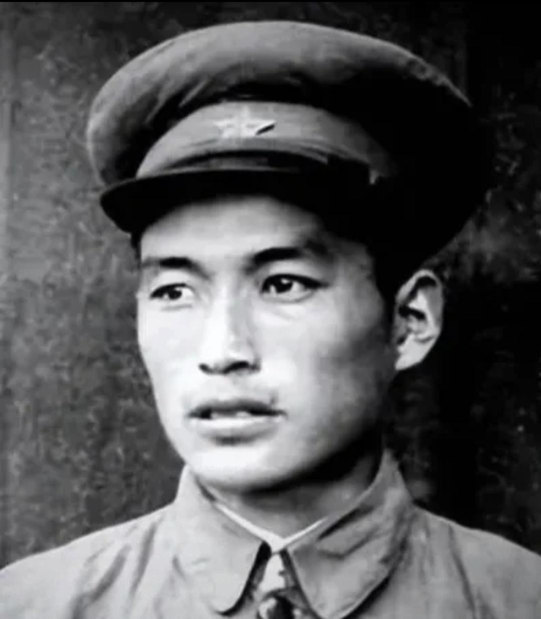 1949年，3名侦察员误入一间破旧牛棚，一名战士刚躺下，突然一阵疼痛，伸手往草堆