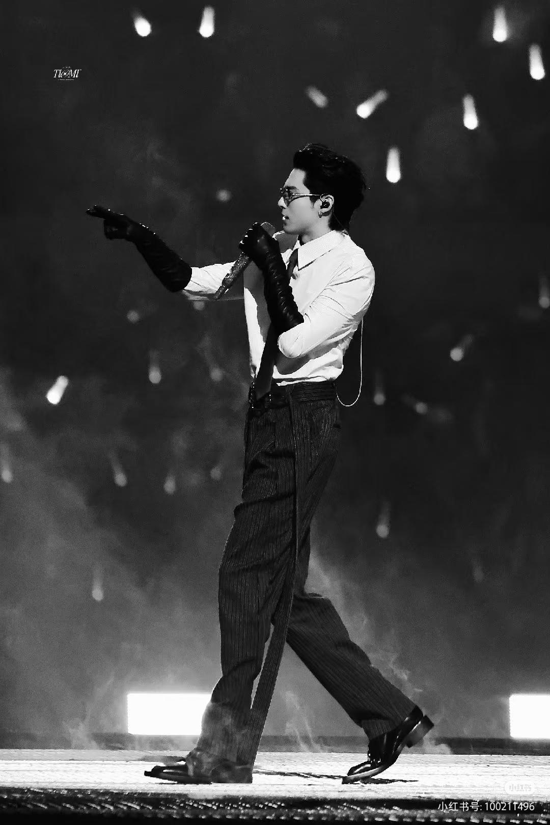 王鹤棣，恐怖的身材比例！