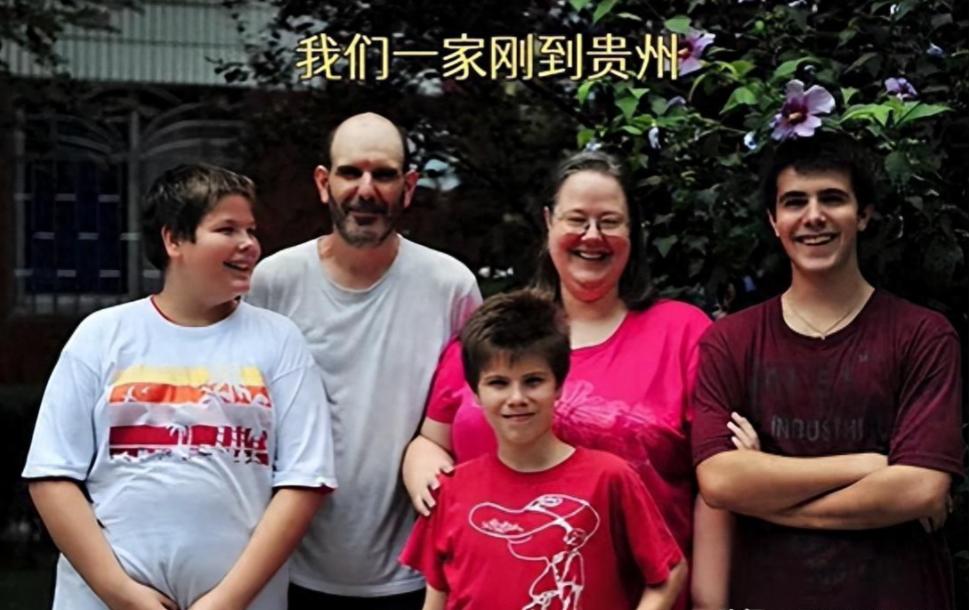 2002年，比利时的一对夫妻，卖掉他们的房和车，带着三个儿子和全身家当200多万