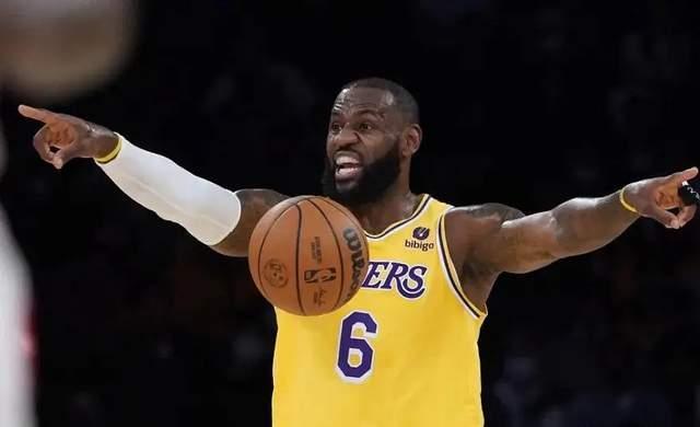 因为詹姆斯要上位Goat，在詹密和巴斯特口中：
乔丹成了老流氓
科比成了强奸犯