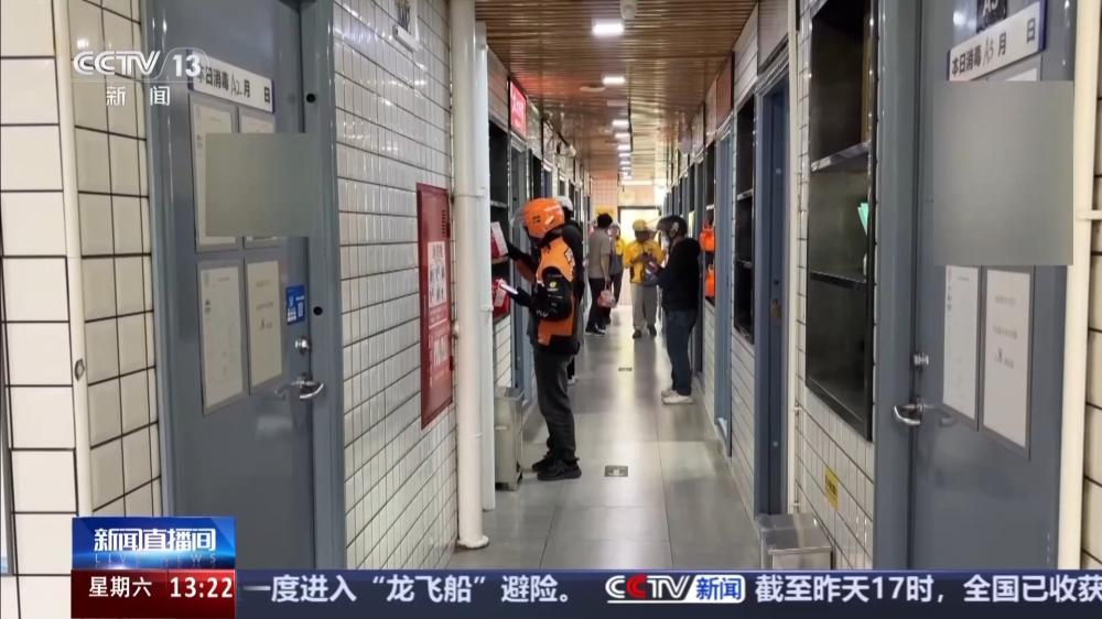 骑手“随手拍”参与监督 外卖新规落地首周记者探访线下档口