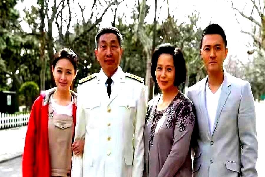 重刷《门第》才看懂，罗家站得最稳的，根本不是罗小贝。

家里父亲位高权重，母亲是