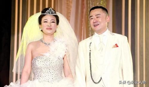 胡洁两段婚姻关键时间线：
1. 2000年，胡洁与杨胜华登记结婚。
2. 200