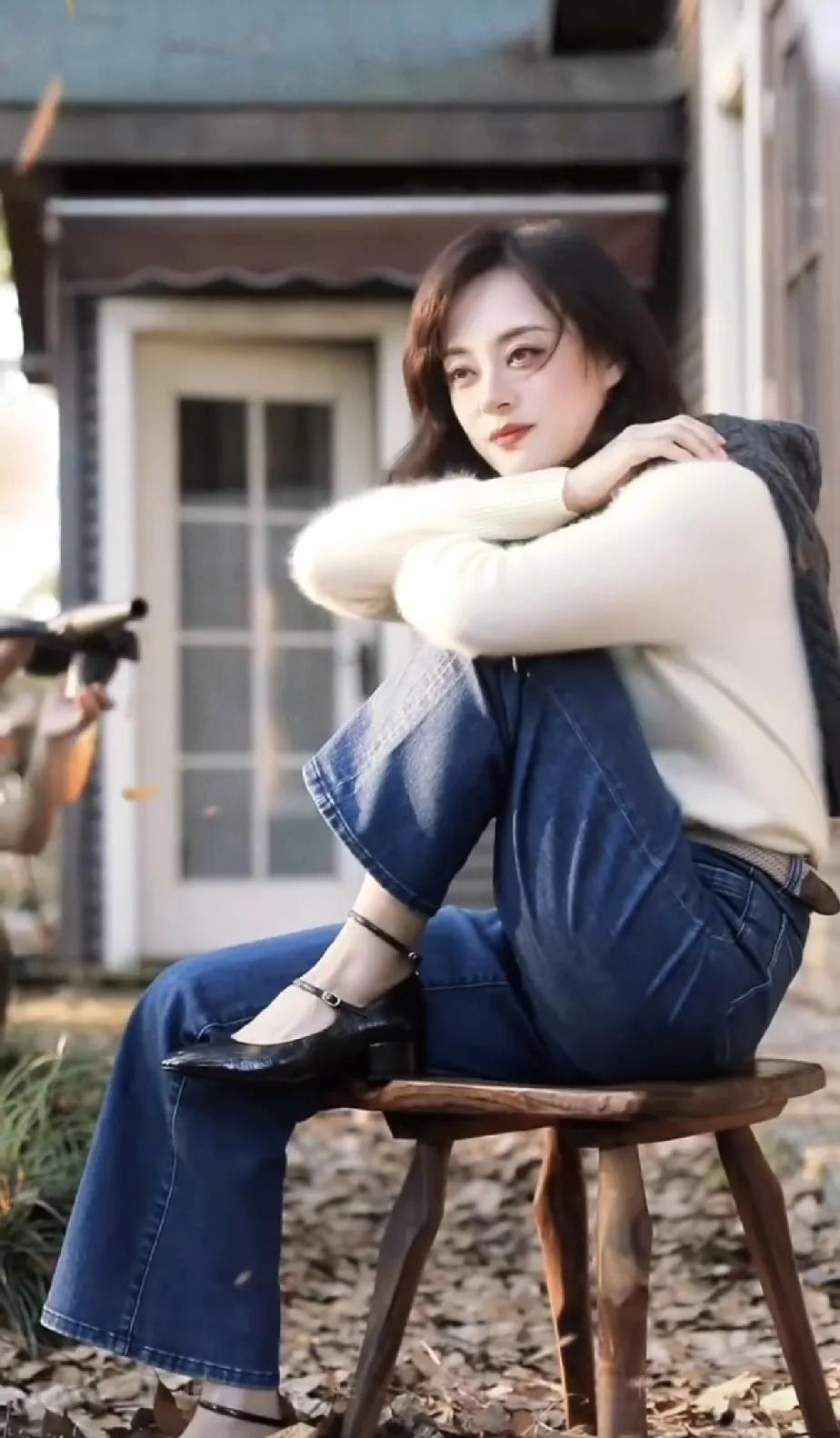 孙俪，引发热议！

留回长发的她，重返青春，
有一种80年代女孩的质朴感，
这比