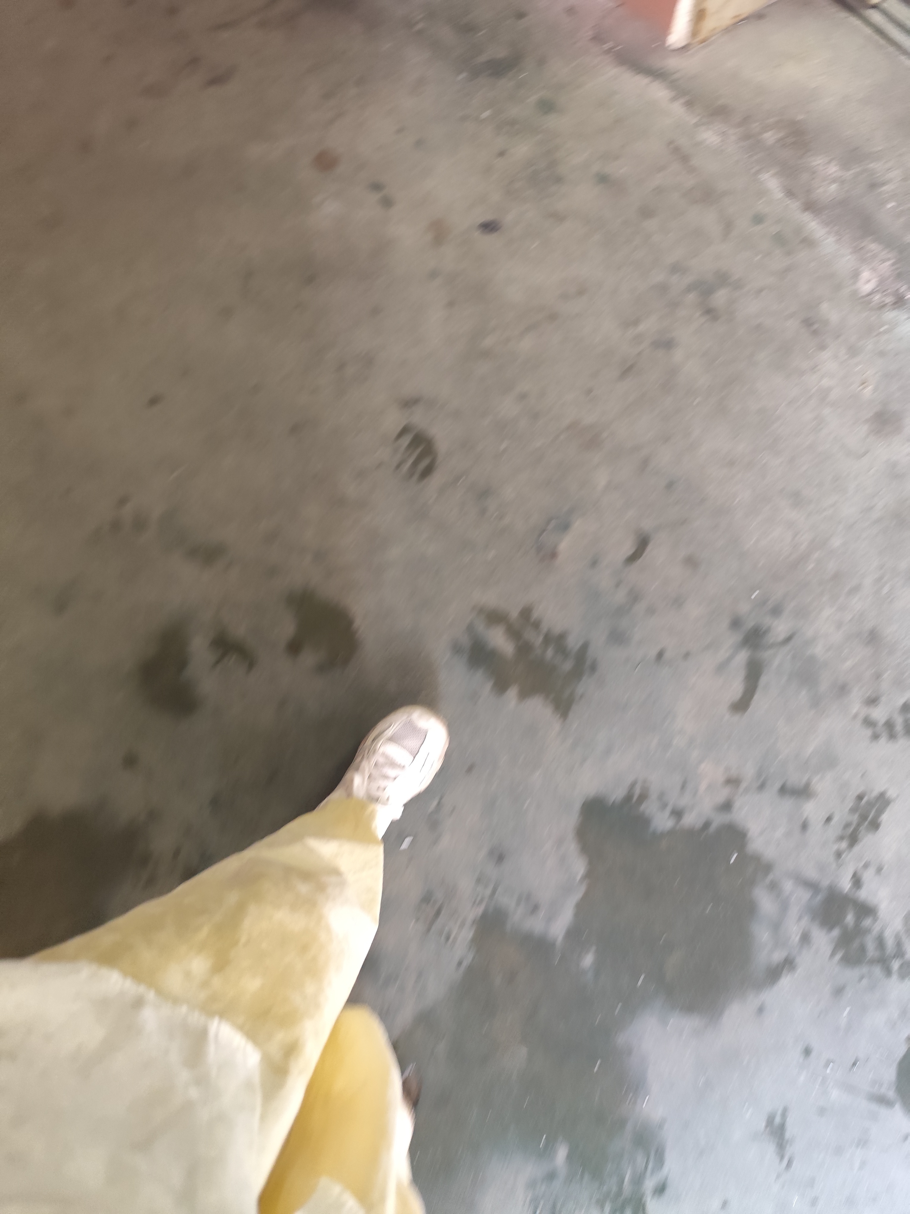 广东的天气 我服了 我刚刚出去吃饭的时候还没下雨 我就没拿伞 等我吃完饭 回去的