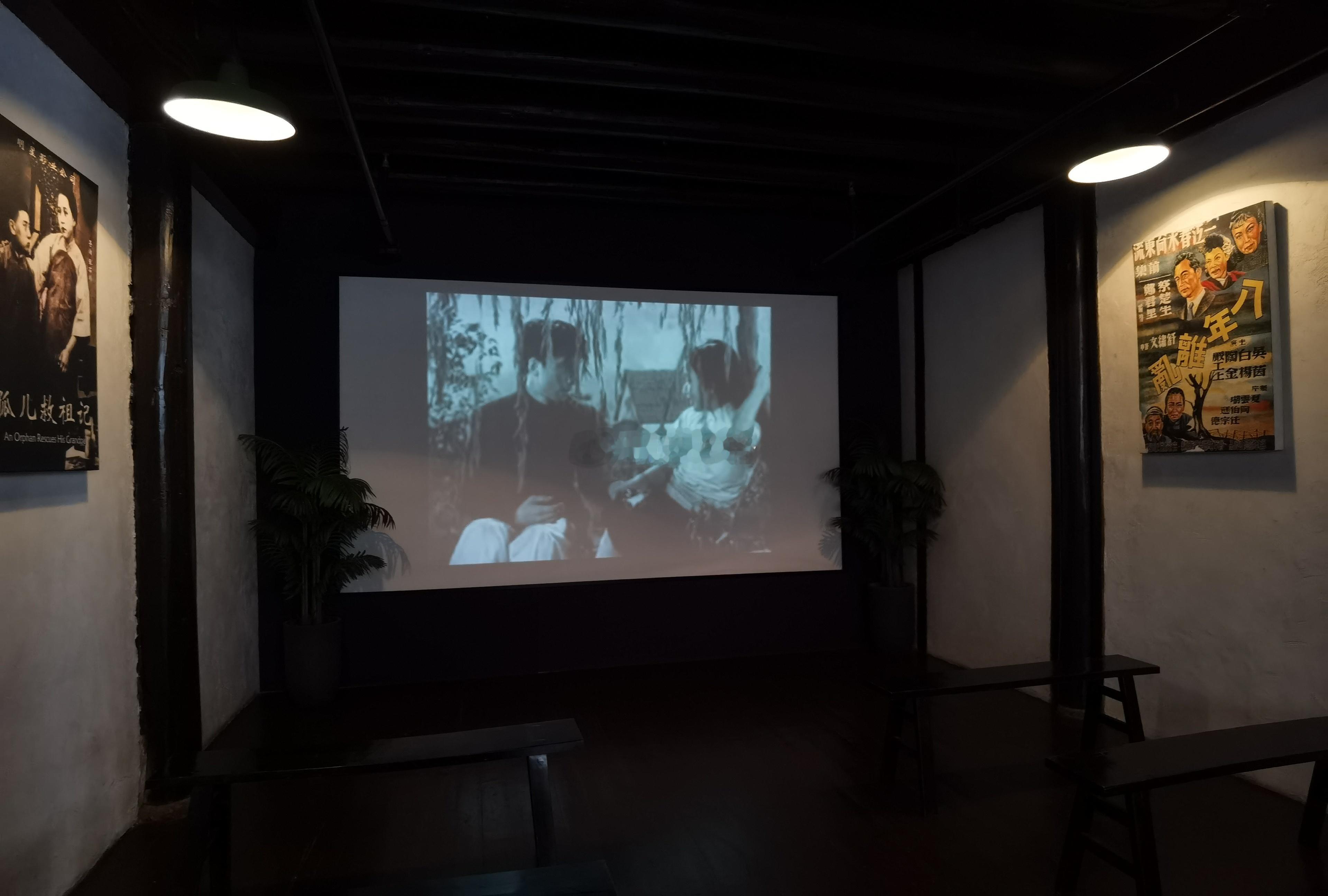 在袁牧之家，看了他导演的《都市风光》，这部电影拍摄于1930年代，拍摄风格风趣幽